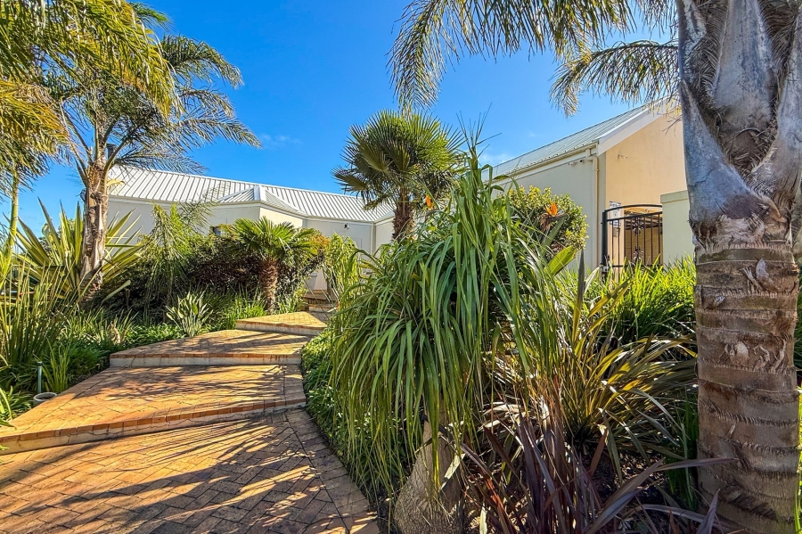 5 Bedroom Property for Sale in Plattekloof Western Cape